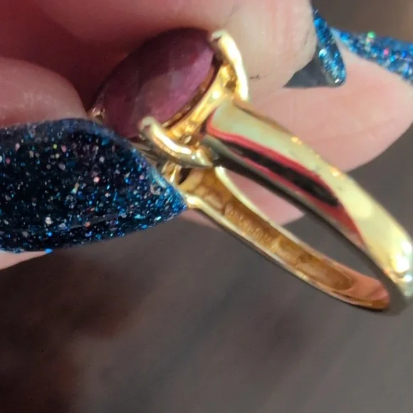 Elegant Gold and Red Gemstone Ring - Picture 7 of 8